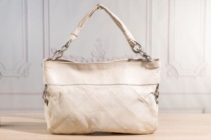 CHANEL - Sac porté épaule en cuir blanc cassé à ma