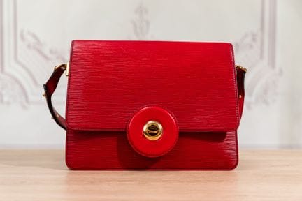 LOUIS VUITTON - Sac "Friedland" en cuir épi rouge,