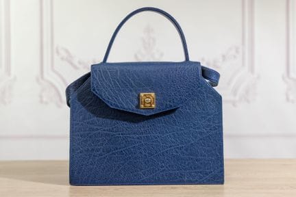 MORABITO - Sac à rabat, cuir bleu, fermoir à loque