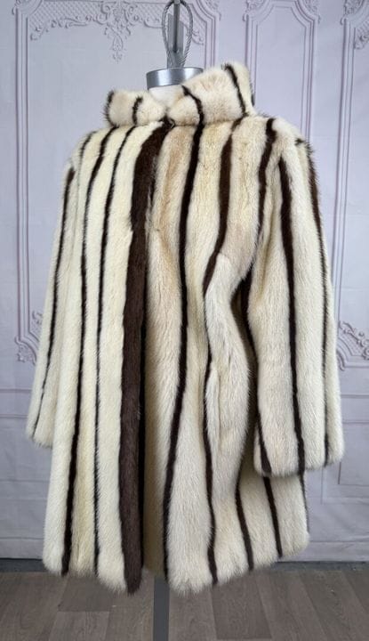 AU TIGRE ROYAL - Manteau long en vison rayé blanc 