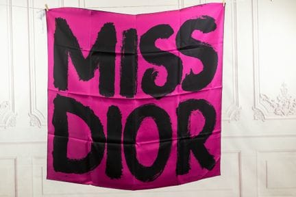 CHRISTIAN DIOR. Carré en soie imprimée fuchsia/vio