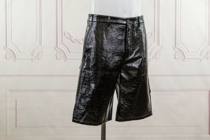 COURREGES - Bermuda en vinyle noir boutonné sur zi