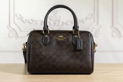 COACH - Sac polochon en toile enduite siglée marro