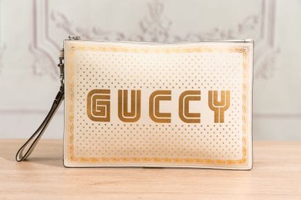 GUCCI - Pochette plate en cuir ivoire frappé du si