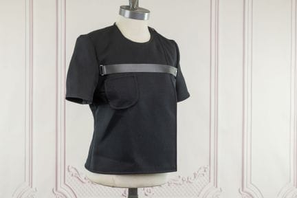 COURREGES - Tunique noire courte à encolure ronde,