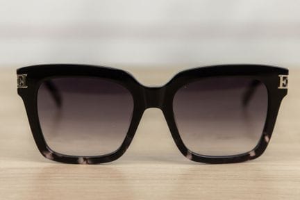 ESCADA - Paire de lunettes de soleil, acétate noir