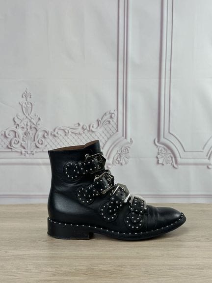GIVENCHY - Paire de bottines en cuir noir, rehauss