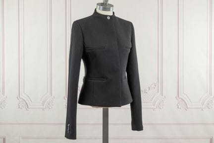 COURREGES - Veste en crêpe noire, col officier, si