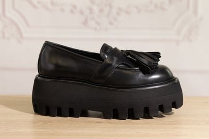 MCQUEEN - Paire de mocassins noires à glands sur s
