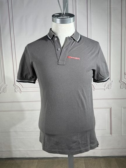 PRADA - Polo en coton gris, petit col sur boutonna