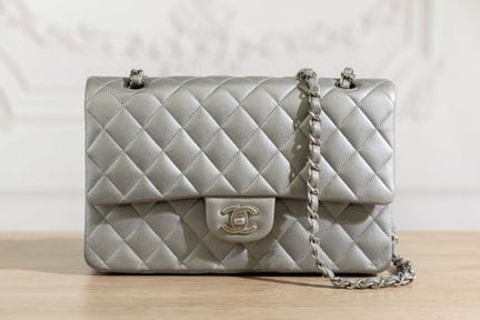 CHANEL - Sac "Classique" en cuir métallisé argent 