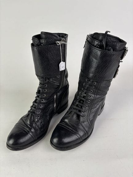 PRADA - Paire de bottines montantes en cuir noir, 