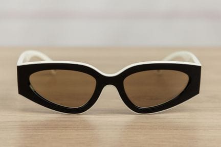 CHANEL - Paire de lunettes de soleil bicolore blan