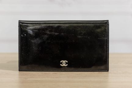 CHANEL - Portefeuille en cuir vernis noir, sigle m