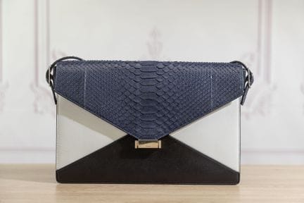 CELINE - Sac enveloppe en cuir blanc, noir, reptil