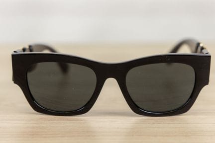 VERSACE - Paire de lunettes de soleil, verres fumé