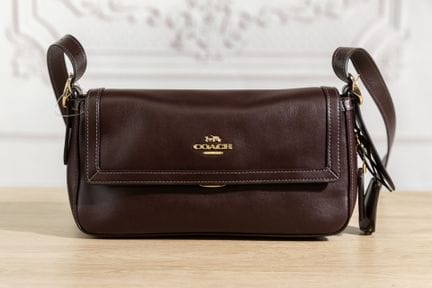 COACH - Sac baguette en cuir marron, fermoir pouss
