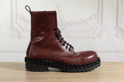 BALENCIAGA - Paio di stivaletti in pelle bordeaux 