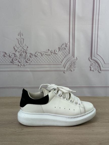 ALEXANDER MCQUEEN - Paire de sneakers en cuir blan