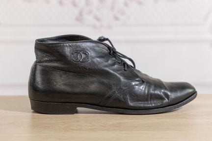 CHANEL - Paire de chaussures montantes, cuir noir,