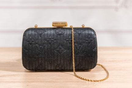 LOUIS VUITTON - Minaudière en soie noir surpiquée 