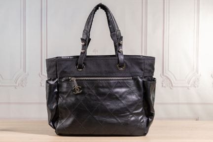 CHANEL - Sac cabas en toile enduite matelassé noir