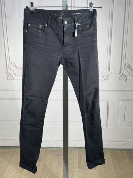 SAINT LAURENT Paris - Jean's slim, denim noir.
Tai