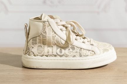 CHLOE - Paire de sneakers montantes en dentelle et