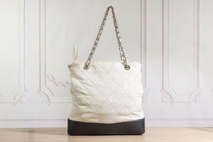 CHANEL - Sac en cuir matelassé blanc, fond en cuir
