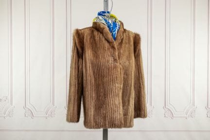SAGA MINK - Veste en vison pastel, travail horizon