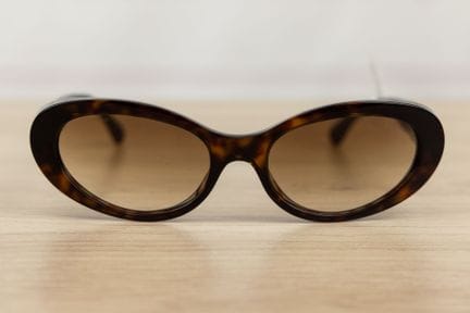 CHANEL - Paire de lunettes de soleil forme allongé