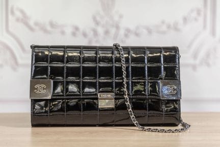 CHANEL - Sac cuir vernis noir matelassé, fermoir a