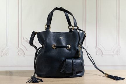 LANCEL - Sac seau en cuir grainé bleu navy, poche 
