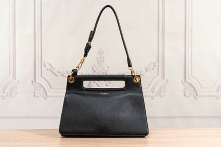 GIVENCHY - Sac plat faisant pochette en cuir noir,