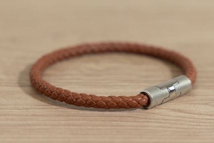 HERMES - Bracelet "Puzzle H" cuir naturel tressé, 