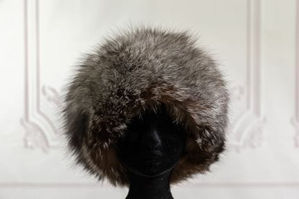 TYKAFURLUX - Toque en renard cristal.
Dans sa boit
