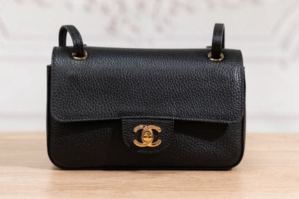 CHANEL - Mini sac à rabat en cuir grainé et métal 