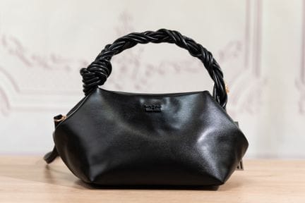 GANNI - Petit sac plié en cuir noir à deux compart