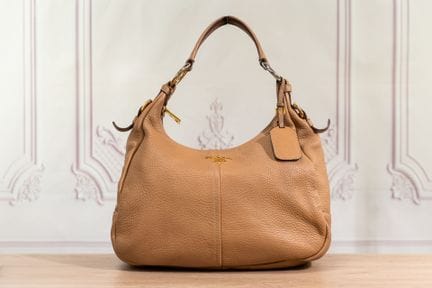 PRADA - Sac porté épaule en cuir grainé beige, sig