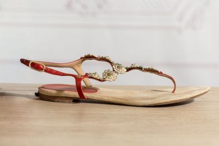 CHANEL - Paire de sandales, fin lien de cuir rouge