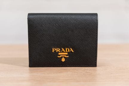PRADA - Porte cartes en cuir saffiano noir, signé 