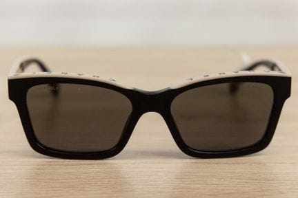 CHANEL - Paire de lunettes de soleil bicolore noir