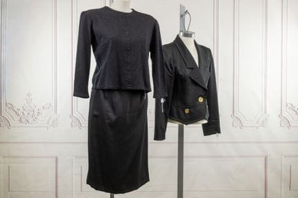 GIVENCHY Boutique - Tailleur en satin noir composé