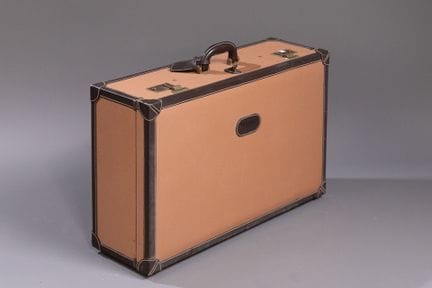 MAXIM'S de Paris - Valise gainée de tissu beige, l