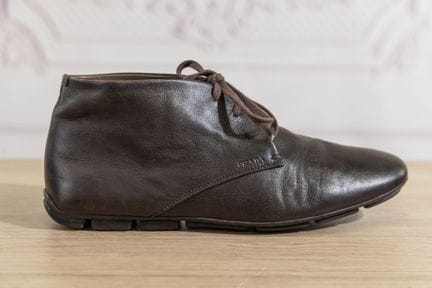 PRADA - Paire de chaussures mi haute en cuir marro
