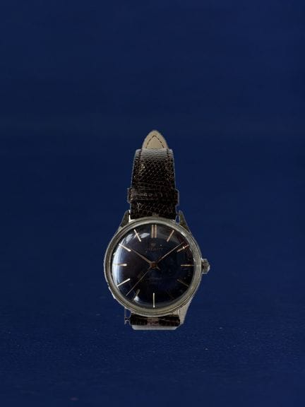 AIRAIN – AIRAIN-Uhr. Mechanisches Uhrwerk mit Hand