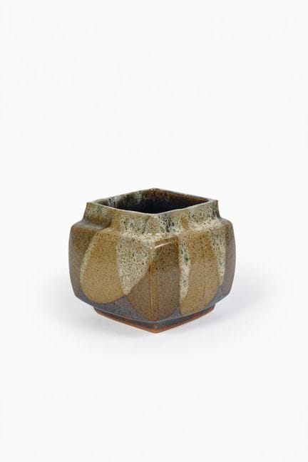皮埃尔·库洛（1938-2011）
花瓶——“雪铁龙方形”款
釉面石质陶
带有字母缩写标志
该款式创