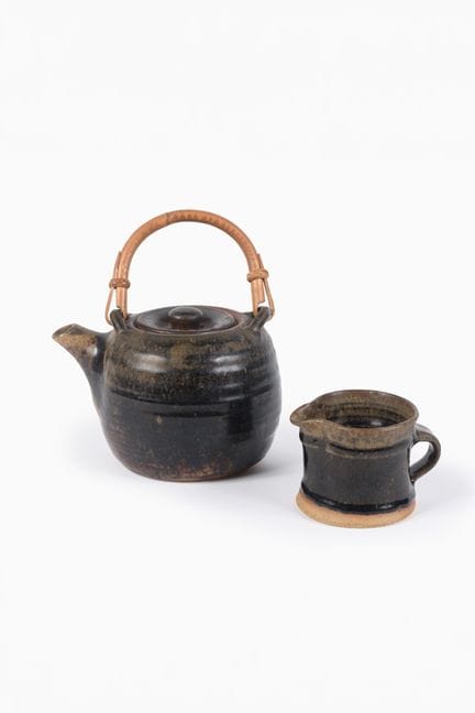 皮埃尔·库洛（1938-2011）
茶壶及配套奶壶
釉面石质陶器
带有字母缩写
该款式创作于1981