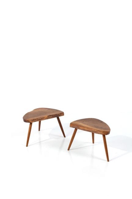 乔治·中岛（1905-1990）
两张边桌或凳子套装——“Plank Stool”款式
特别定制
胡