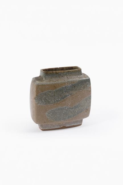 皮埃尔·库洛（1938-2011）
花瓶——“雪铁龙”款
釉面石质陶
带有签名缩写
该款式创作于19
